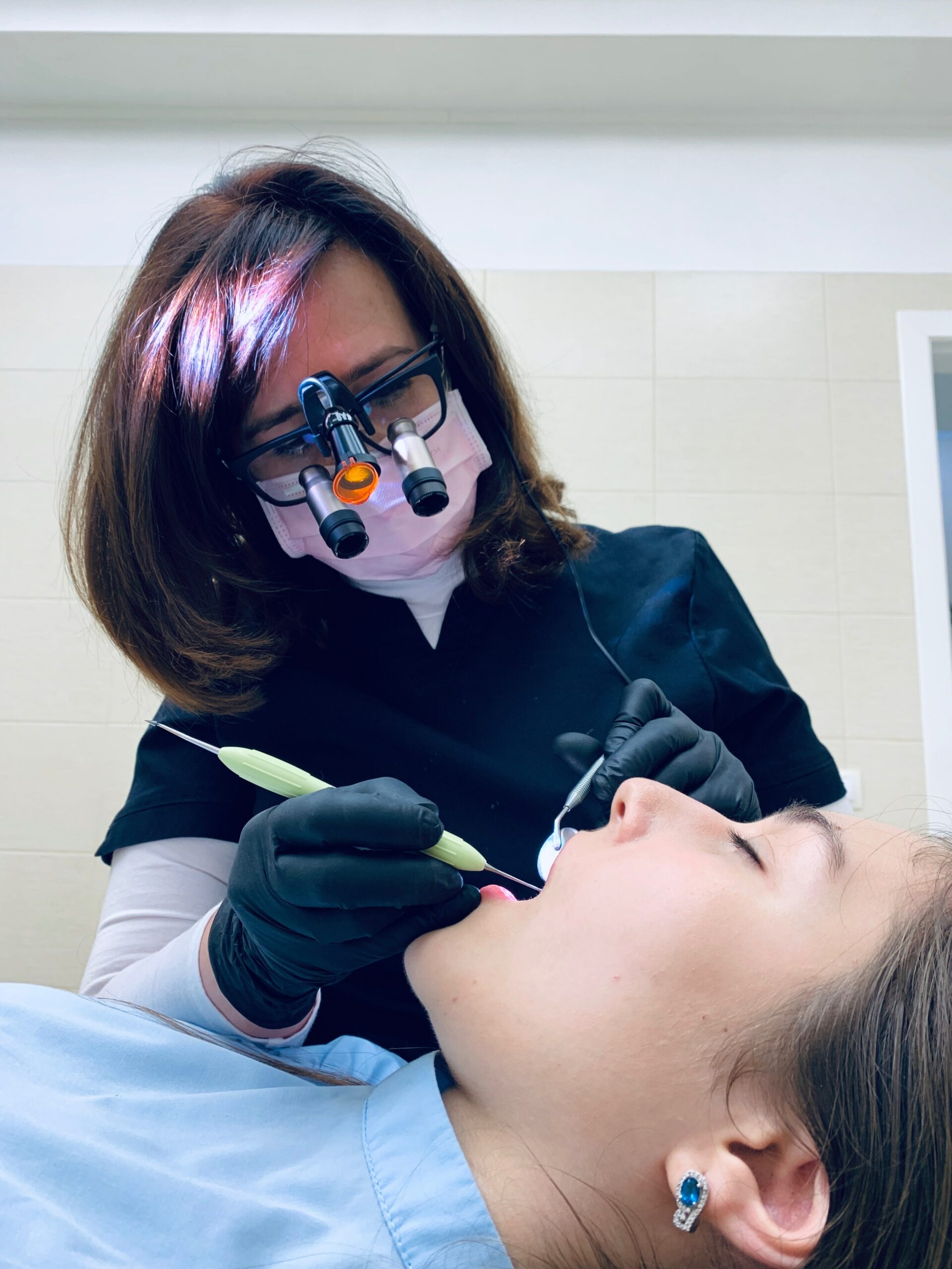 Métier assistante dentaire les compétences essentielles : Tout ce qu'il faut savoir